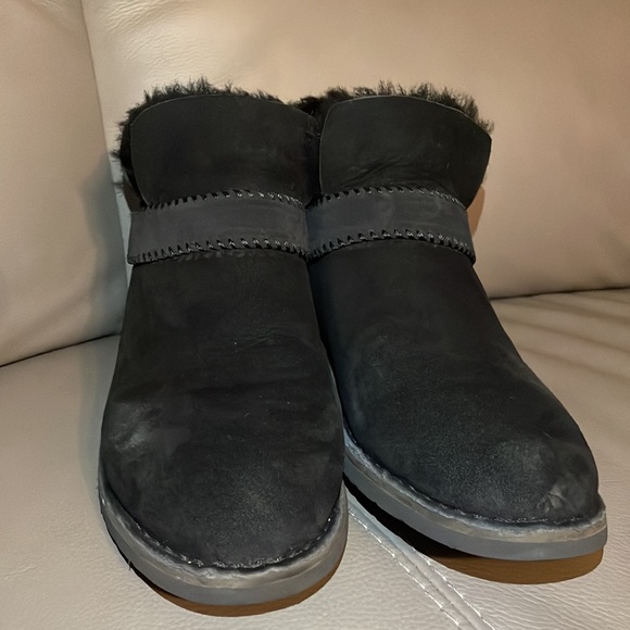 UGG ROMELY SHORT BUCKLE BOTTIES. - Picture 4 of 8